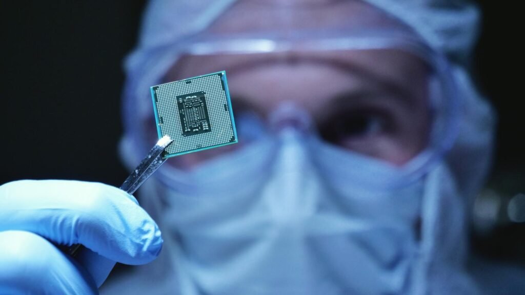 China amenaza con represalias por veto de chips