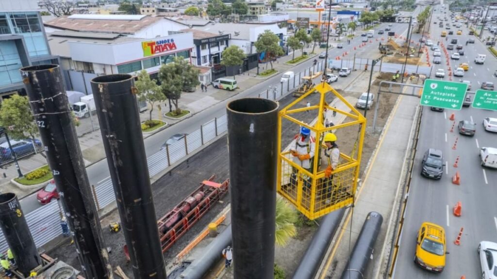 Vista panorámica del nuevo paso elevado en Guayaquil sobre la avenida de las Américas recién inaugurado.
