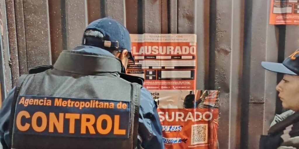 Clausura de clínica ilegal de rehabilitación en Quito por parte de la AMC tras denuncias de maltrato a internos.
