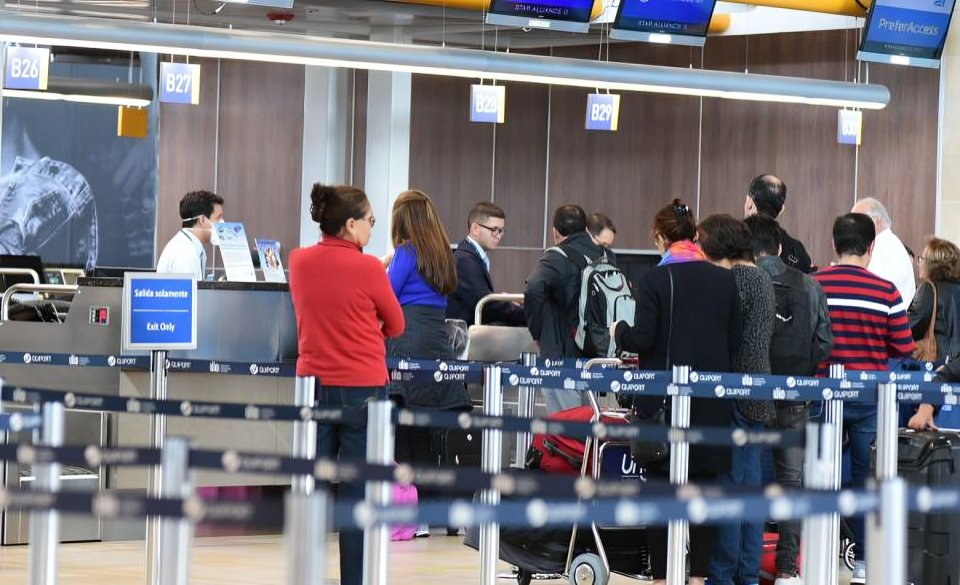 Ecuador registró más salidas que entradas en 2024. Descubre las razones detrás de este fenómeno migratorio y sus impactos