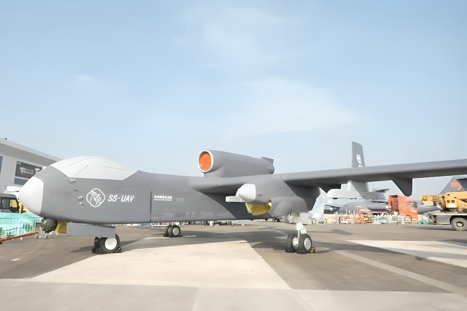 Dron nodriza chino capaz de lanzar 100 drones kamikaze realizará su primer vuelo de prueba en junio, marcando un hito en tecnología militar.