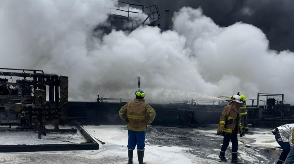 Incendio en la Refinería de Esmeraldas moviliza autoridades; cinco personas atendidas por afectaciones leves.
