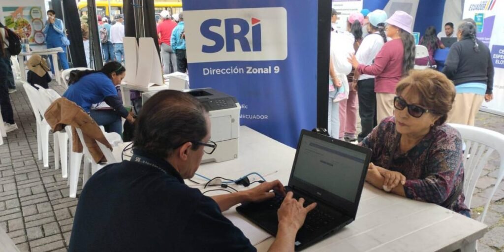 Analista del SRI revisa panel de inteligencia artificial del programa Orión que rastrea evasión fiscal en tiempo real.