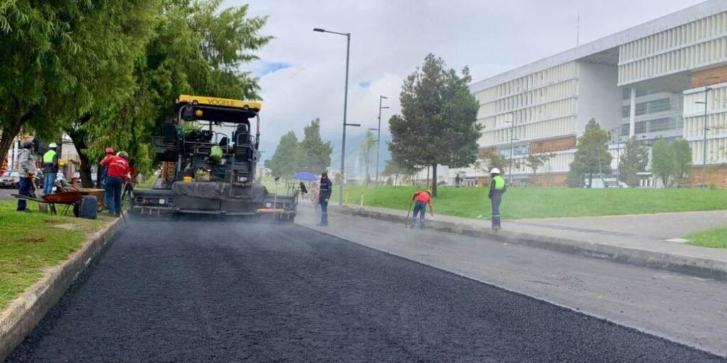 Quito enfrenta desabastecimiento de asfalto por paralización de la Refinería de Esmeraldas