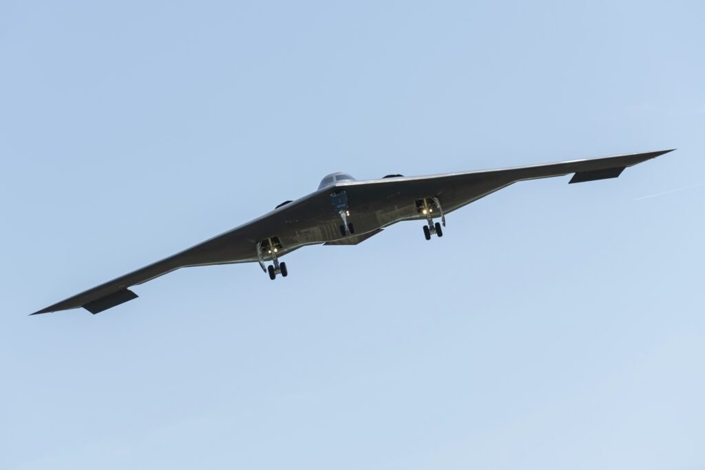 Bombardero B-2 Spirit lanza bomba GBU-57A/B rompebúnkeres contra instalaciones nucleares subterráneas en Irán