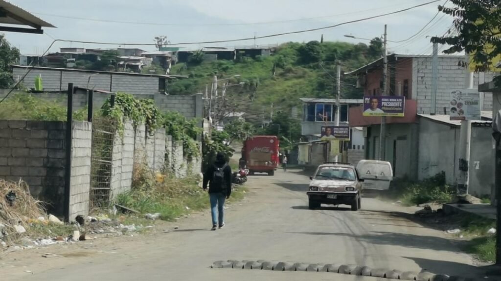 Policías patrullan el sector Sueño Guayaquileño en Prosperina, Guayaquil