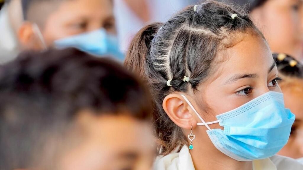 Personal sanitario aplica vacuna infantil durante campaña contra la tosferina en Ecuador.