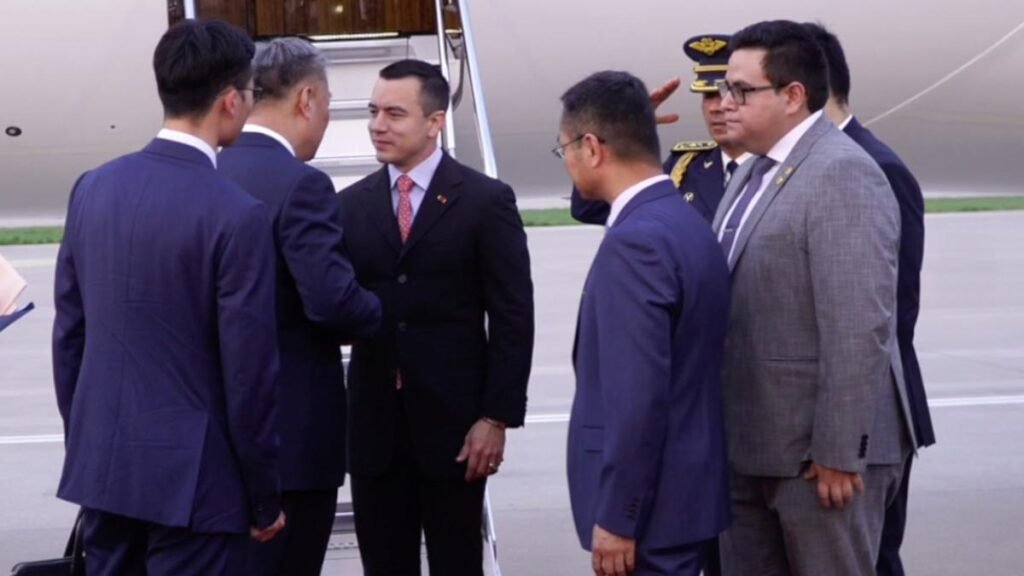 Daniel Noboa bajando del avión en su llegada a China durante gira internacional