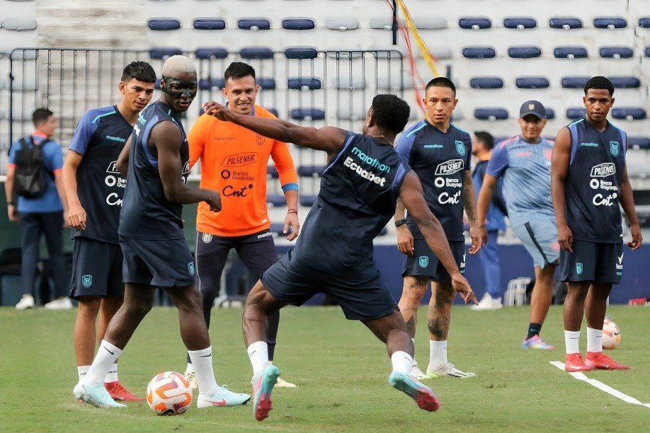 Jugadores de Ecuador entrenando previo al partido frente a Brasil