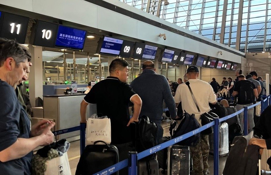 Ciudadanos latinoamericanos llegando al aeropuerto de Shanghái tras política de exención de visado en China