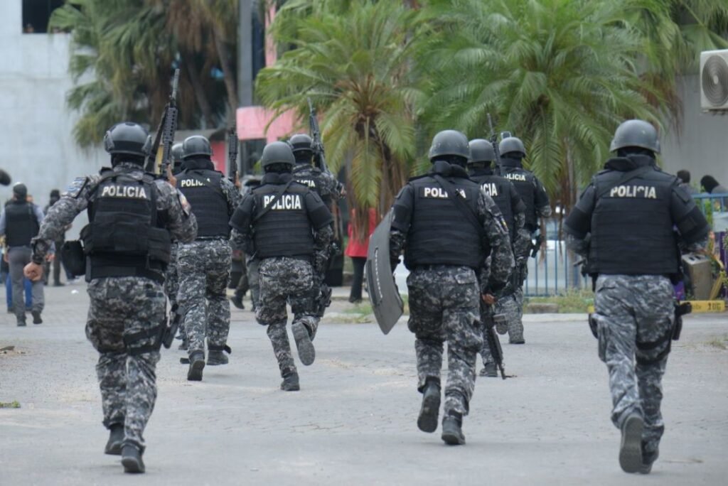 Policías patrullan zona escolar en Durán ante el aumento de violencia contra funcionarios públicos en Ecuador.