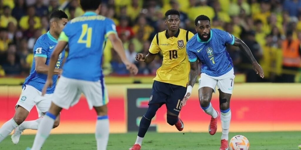 Jugadores de Ecuador y Brasil disputan el balón durante el empate sin goles