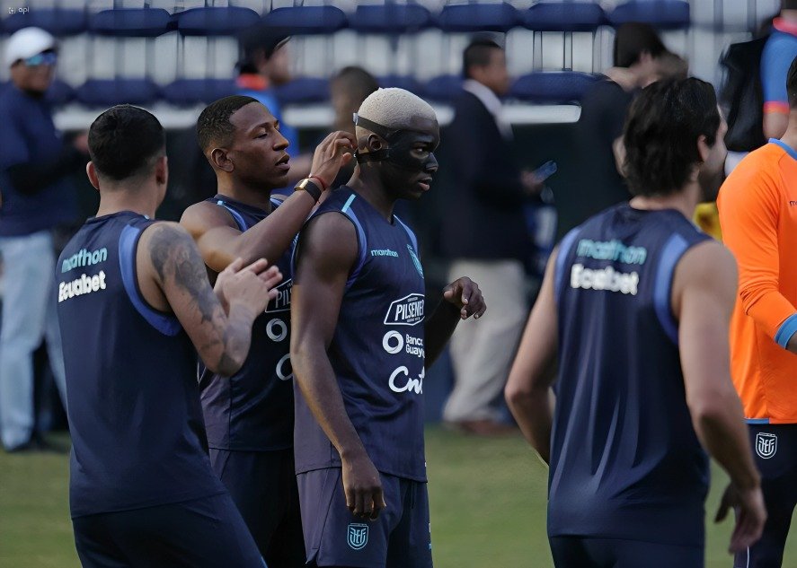 Jugadores de Ecuador durante el entrenamiento previo al partido contra Brasil