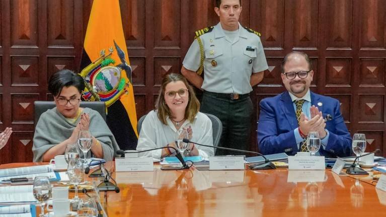 Vicepresidenta de Ecuador lidera comité para frenar el reclutamiento de menores por el crimen organizado