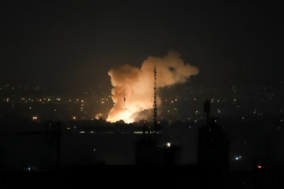 Conflicto árabe-israelí: Israel lanza un ataque contra Irán para frenar su programa nuclear y declara estado de emergencia.