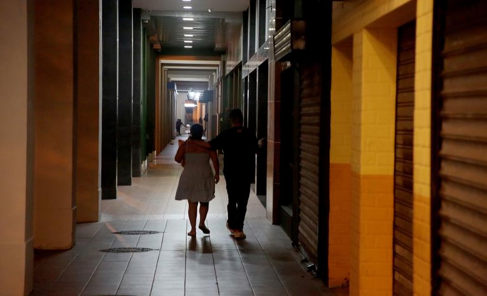 La vida nocturna en Guayaquil se extingue por la extorsión y el miedo. Ciudadanos se encierran, negocios cierran y la desolación se expande.