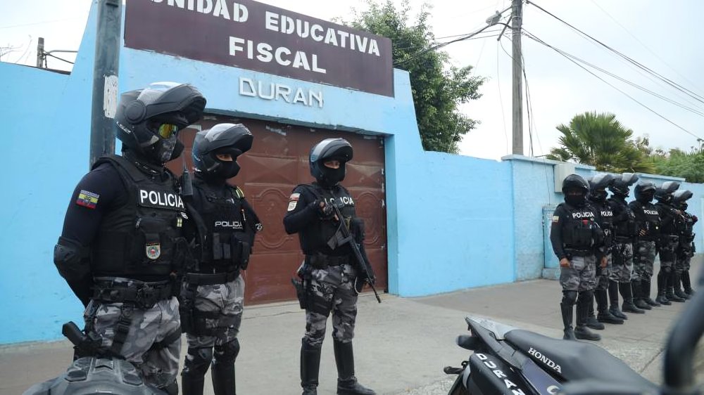 Gobierno plantea permitir ingreso de fuerza pública a colegios en Ecuador