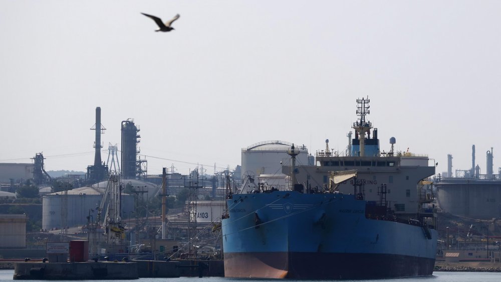 Precio del petróleo cae tras ataque iraní a base estadounidense en Catar, sin impacto en tránsito por estrecho de Ormuz.