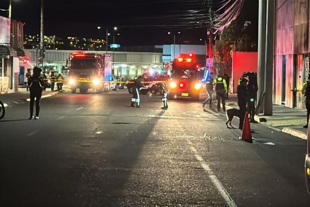 Agentes policiales y bomberos atienden emergencia por explosión en night club del norte de Quito