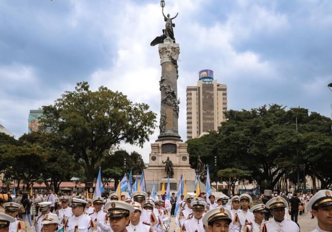 Desfile cívico comunitario en Guayaquil por los 490 años de fundación