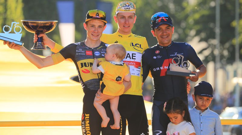 Richard Carapaz celebra su victoria en el Tour de Francia 2024