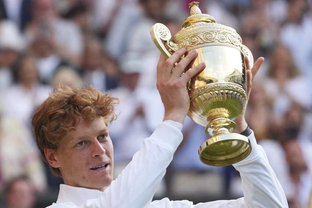Jannik Sinner con el trofeo de Wimbledon 2025
