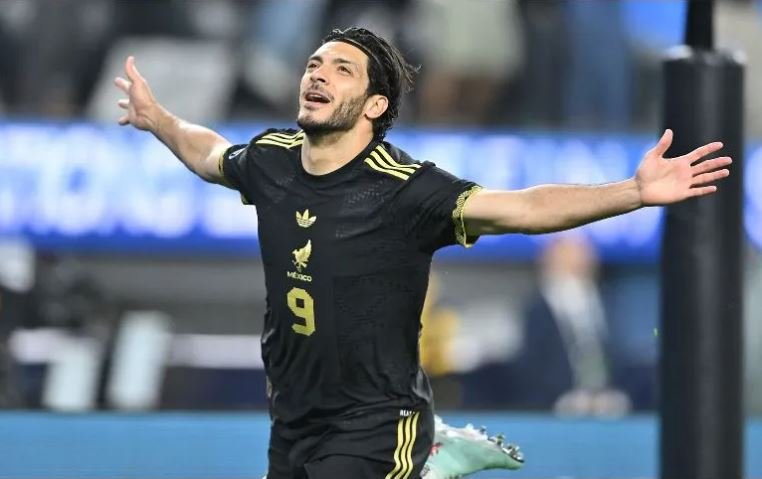 Raúl Jiménez celebra el gol que clasifica a México a la final de la Copa Oro 2025