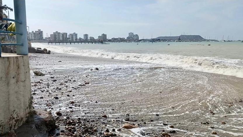 Oleajes fuertes ponen en alerta a las playas de Ecuador