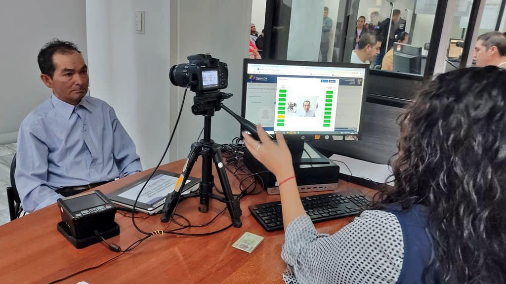 Ciudadanos realizando el trámite de cedulación