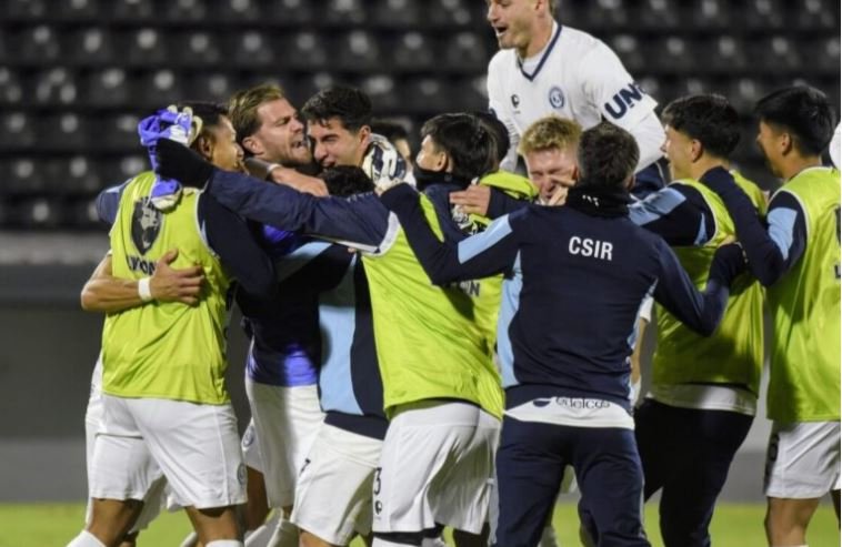 Jugadores de Independiente Rivadavia celebran su triunfo en la Copa Argentina