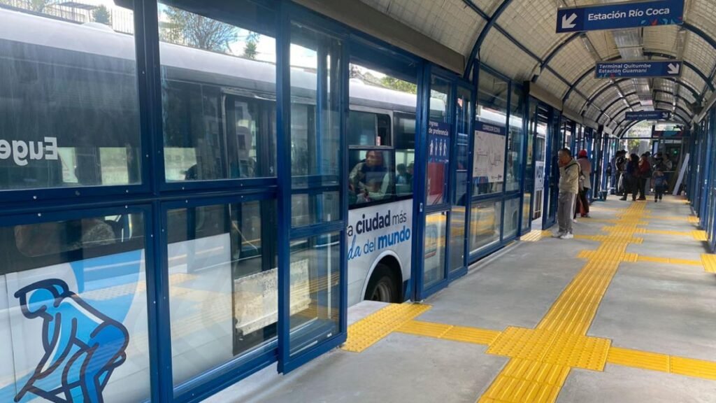 Parada de la Ecovía en Quito en proceso de repotenciación