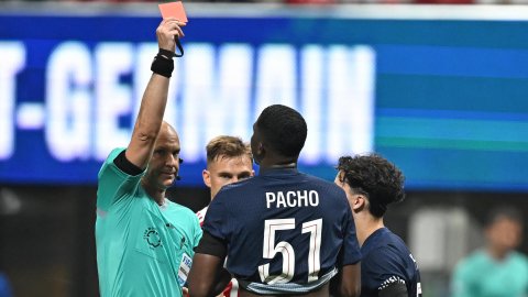 Willian Pacho expulsado durante un partido del Mundial de Clubes con el PSG