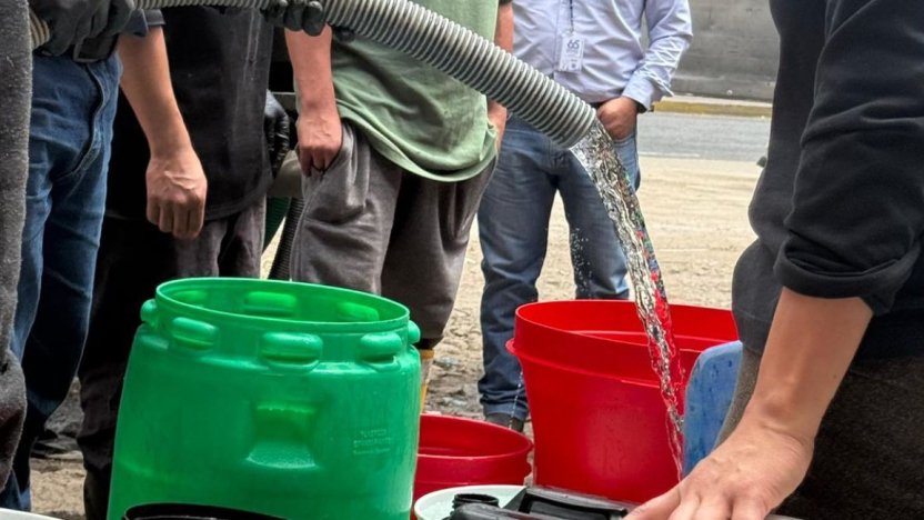 Tanquero distribuye agua potable en el sur de Quito durante emergencia del 11 de julio
