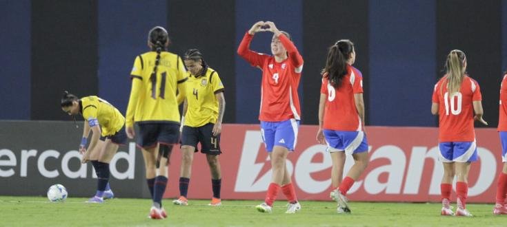 Jugadoras de Ecuador y Chile disputan el balón durante la Copa América Femenina 2025