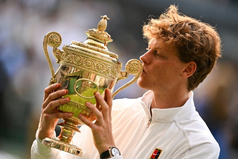Jannik Sinner celebrando con el trofeo de Wimbledon 2025