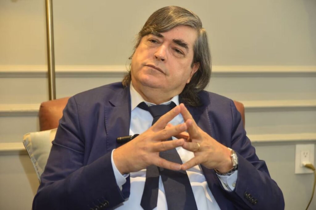 Jaime Bayly durante su anuncio del regreso de ‘El Francotirador’ en la Feria del Libro de Lima