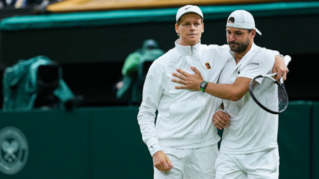 Jannik Sinner consuela a Grigor Dimitrov tras su retiro en Wimbledon 2025