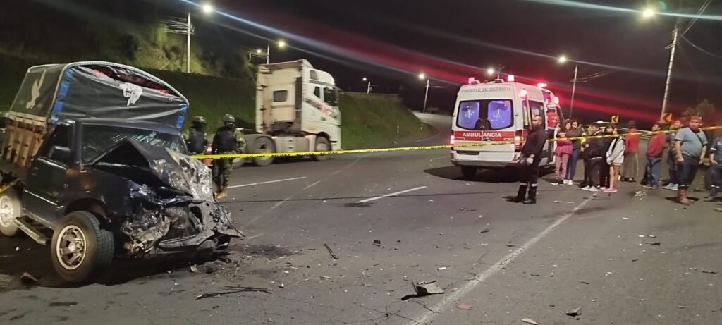 Equipos de emergencia atienden accidente de tránsito en Tambillo, Pichincha