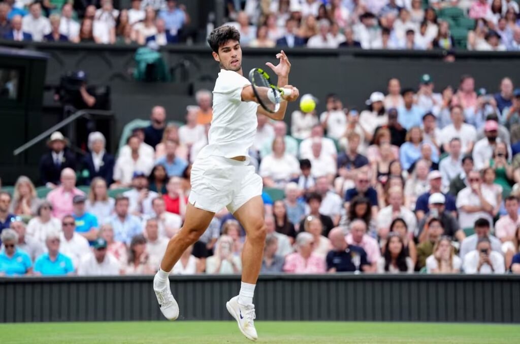 Carlos Alcaraz celebra tras ganar su partido de octavos en Wimbledon 2025