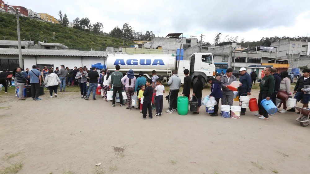 Ministerio de Ambiente entrega agua en barrios del sur de Quito afectados por desabastecimiento, tras críticas del Alcalde Pabel Muñoz.