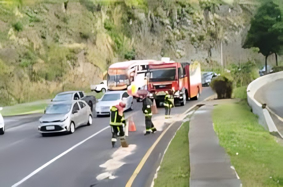 Dos emergencias por siniestro de tránsito en la av. Simón Bolívar dejan seis heridos y obligan a cierres viales en Quito, según el ECU911.