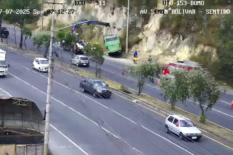 Dos emergencias por siniestro de tránsito en la av. Simón Bolívar dejan seis heridos y obligan a cierres viales en Quito, según el ECU911.