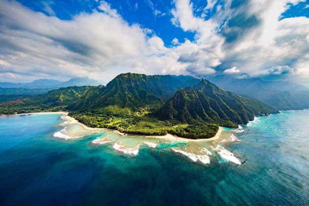 Vista costera de Kauai bajo cielo despejado