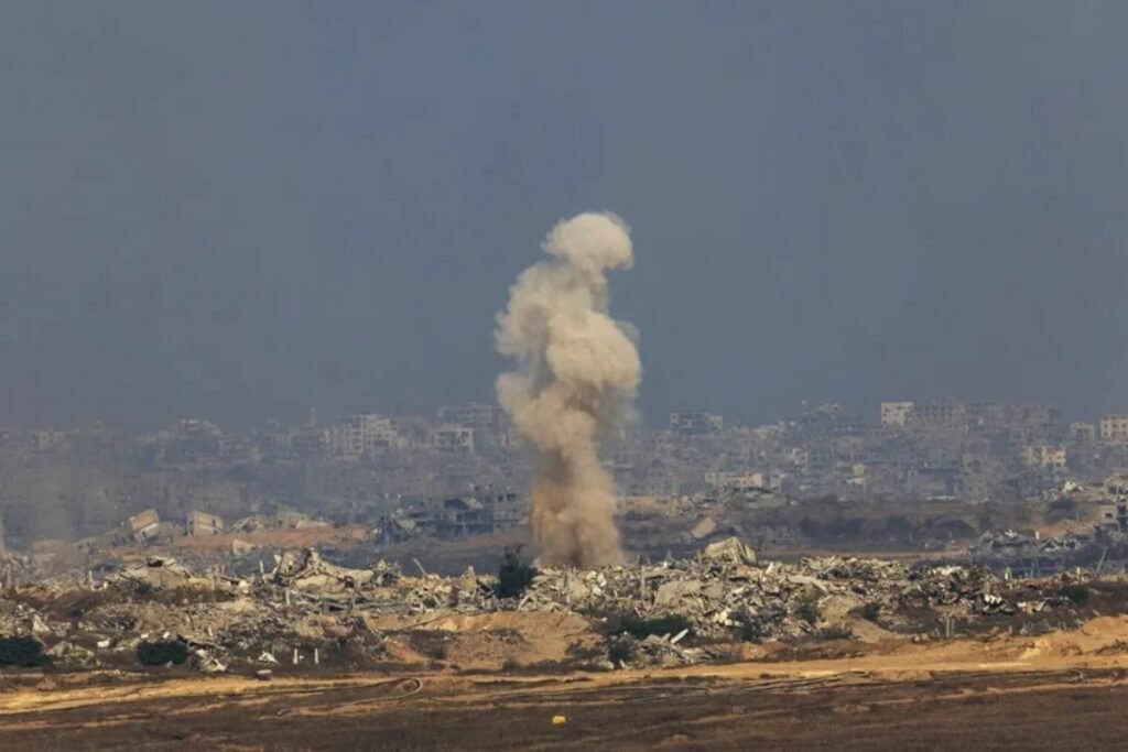 Vista aérea de la zona bombardeada en Gaza donde Israel mató a 22 gazatíes, incluidos niños.