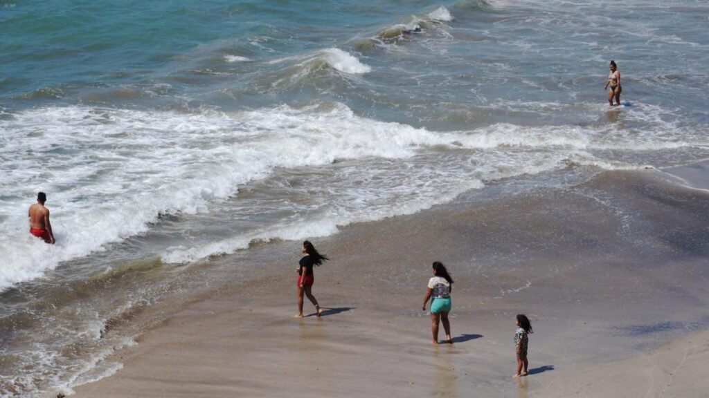 Oleaje por aguaje en las costas de Ecuador durante el feriado del 10 de Agosto.