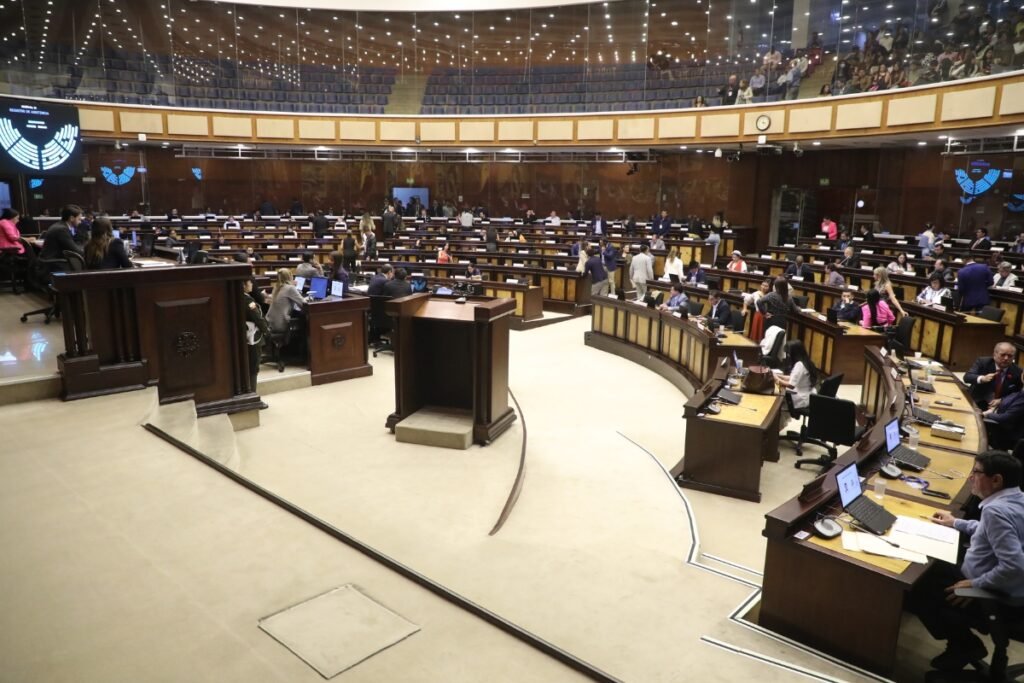 Fantasma en la Asamblea captado por cámara detrás de personal de limpieza, según Adrián Castro.