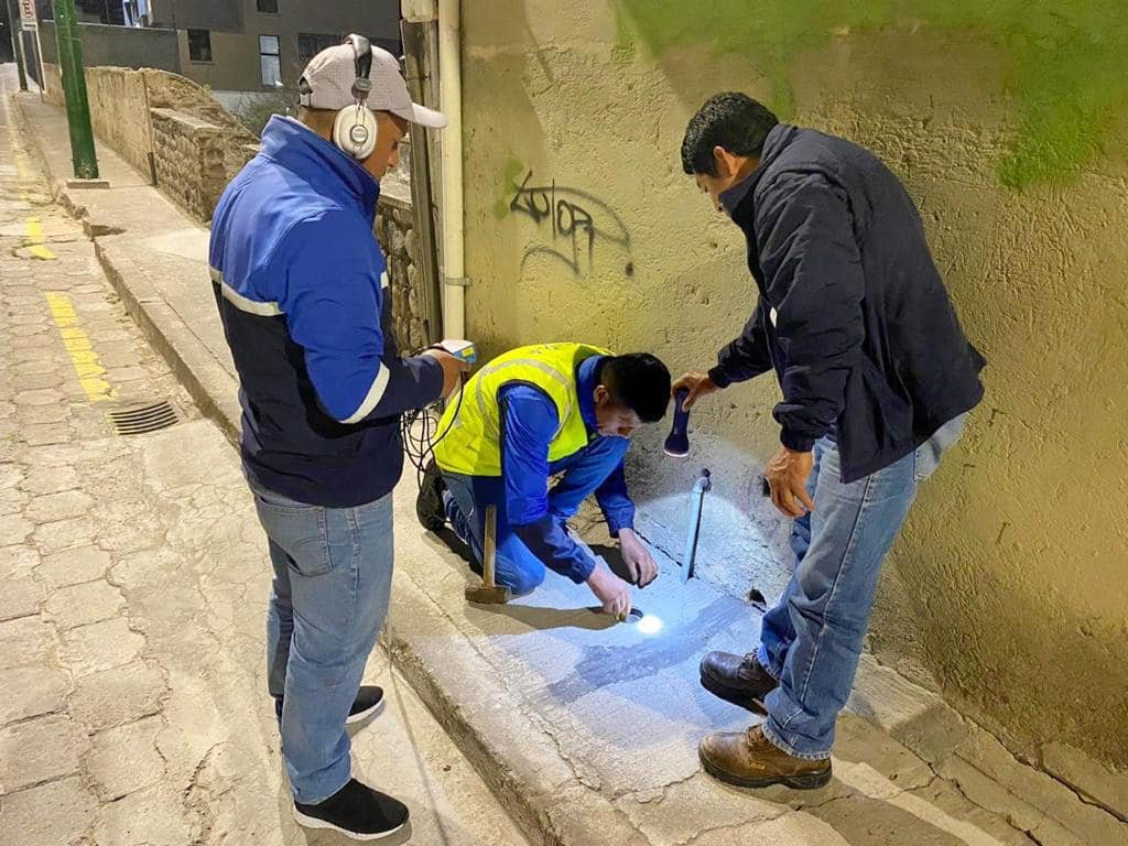 Reparación de fuga de agua potable en una calle de Quito por parte de Epmaps