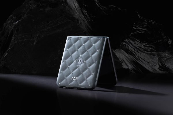 Motorola The Brilliant Collection con cristales Swarovski en color Ice Melt y dorado.