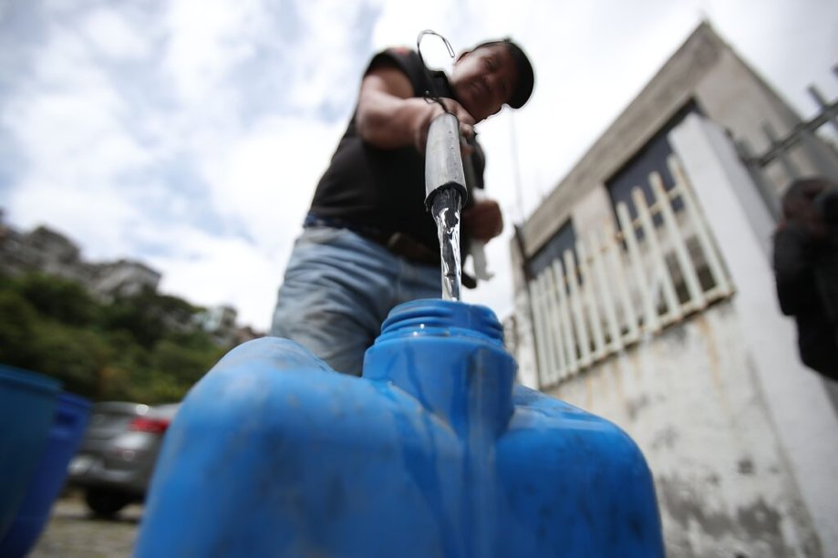 Tanquero municipal distribuye agua potable en sectores afectados por cortes de agua en Quito durante emergencia