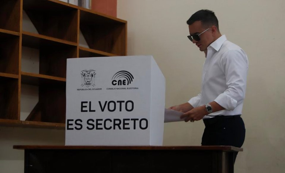 Daniel Noboa presidente Ecuador consulta popular campaña electoral gobierno urnas Carondelet